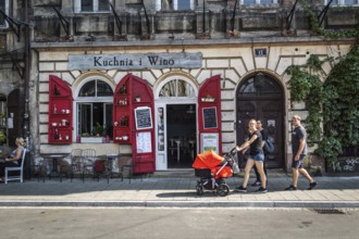 POL Poland Poland Krakow Krakow Tourists walk through the Jewish neighbourhood of Kazimierz along a