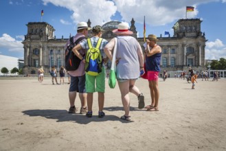 DEU Germany Germany Berlin Tourists in front of the Reichstag, where the drought has destroyed the