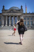 DEU Germany Germany Berlin Tourists in front of the Reichstag, where the drought has destroyed the