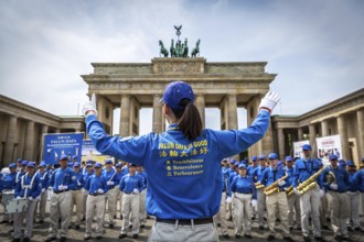 DEU Germany Germany Berlin The Chinese sect Falun Dafa during a rally at the Brandenburg Tor