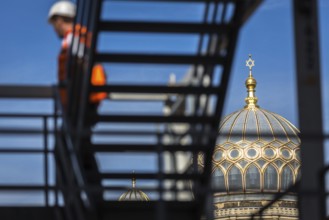DEU Germany Germany Berlin The Jewish synagogue behind a building site in Mitte
