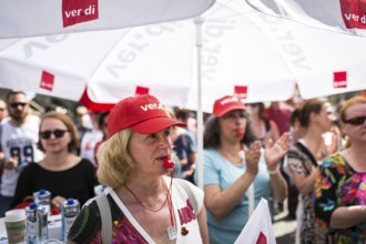 DEU Germany Germany Berlin Verdi protest at the Gendarmenmarkt by employees in the insurance