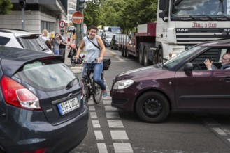 DEU Germany Germany Berlin Cyclist battles her way through heavy traffic on Klingenhoeferstrasse