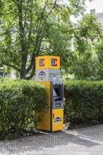DEU Germany Germany Berlin An EC machine in the gap of a hedge in Pannierstrasse in Neukölln
