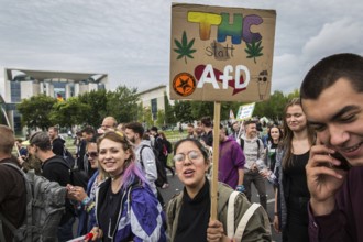DEU Germany Germany Berlin Scene of the cannabis parade in front of the Chancellery with protest