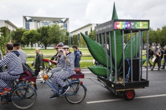 DEU Germany Germany Berlin Scene of the Hemp Parade in front of the Chancellery