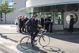 DEU Germany Germany Berlin Employees of the automotive industry and politicians on their way to the