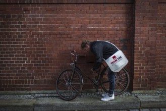 DEU Germany Germany Berlin SPD Tim Renner locks his bike in front of an event organised by the SPD