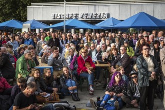 DEU Germany Germany Dresden Election rally of the Left Party in front of an Italian ice cream