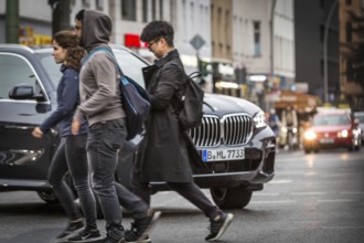 DEU Germany Germany Berlin Street scenes with SUVs at the intersection of Torstraße and Rosenthaler