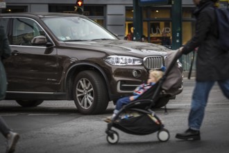 DEU Germany Germany Berlin Street scenes with SUVs at the intersection of Torstraße and Rosenthaler