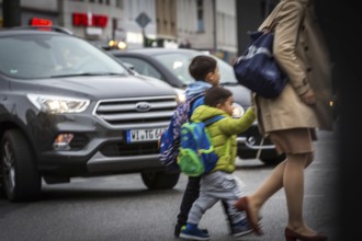 DEU Germany Germany Berlin Street scenes with SUVs at the intersection of Torstraße and Rosenthaler