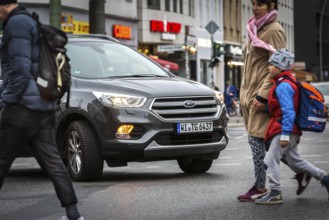 DEU Germany Germany Berlin Street scenes with SUVs at the intersection of Torstraße and Rosenthaler
