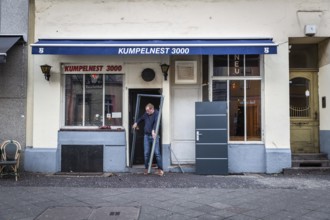 DEU Germany Germany Berlin Repair work on the entrance door of the Kumpelnest in Lützowstr