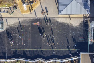 Aerial photo, primary school, Robert-Bonnermann-Schule, schoolyard with playing children, Herdecke,
