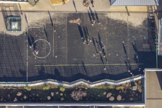 Aerial photo, primary school, Robert-Bonnermann-Schule, schoolyard with playing children, Herdecke,