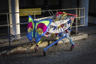 DEU Germany Germany Berlin A shopping trolley decorated for a birthday is parked on Potsdamer