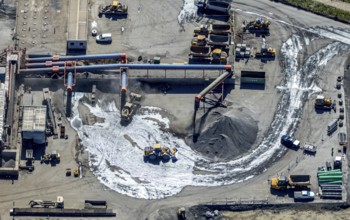 Aerial view, central landfill Emscherbruch ZDE, former Graf Bismarck colliery, loading, lorry