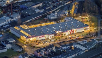 Aerial view, HELLWEG - Die Profi-Baumärkte Hamm, DIY store by night, centre, Hamm, Ruhr area, North