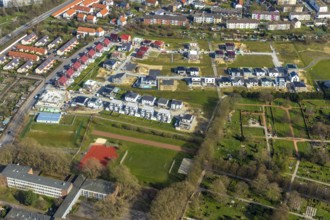 Aerial view, housing estate development area Auf dem Beisenkamp, Eschenallee, sports field