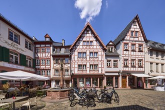 Marienbrunnen, stone fountain, historic half-timbered houses, bicycles, paving stone square,