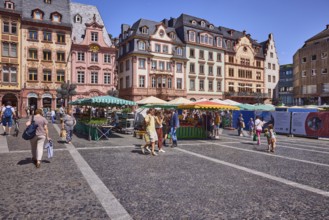Pedestrian zone, weekly market market, market stalls, retail, shopping, historic building, façade