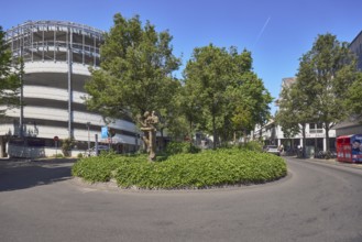 Till Eulenspiegel statue, sculptor Eberhard Linke, Kronberger Hof car park, general architecture,