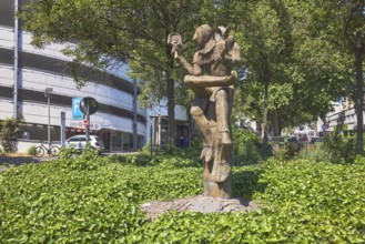 Till Eulenspiegel statue, sculptor Eberhard Linke, Kronberger Hof car park, trees, ground cover,