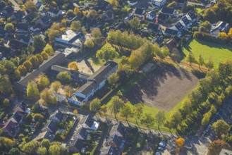 Aerial view, Erlenbachschule Hauptschule und Sportplatz Aschenplatz, autumn trees, Üntrop, Hamm,