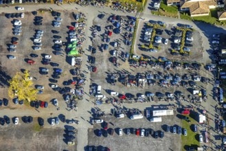 Aerial view, flea market flea market in the parking lot Zentralhallen Ökonomierat-Peitzmeier-Platz,