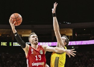 BBL Bundesliga basketball, Alba Berlin, FC Bayern Munich basketball from left Andreas Obst (FC