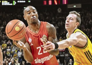 Basketball BBL Bundesliga, Alba Berlin, FC Bayern Munich basketball from left Isiaha Mike (FC