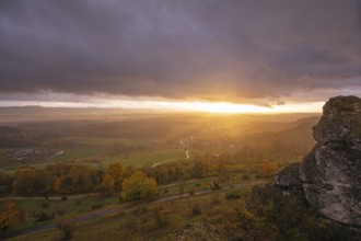 Rain and sun alternating — dramatic autumn atmosphere at the Hohenstaufen Spielburg Nature Reserve