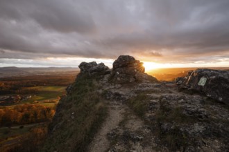Rain and sun alternating — dramatic autumn atmosphere at the Hohenstaufen Spielburg Nature Reserve.