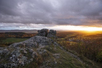 Rain and sun alternating — dramatic autumn atmosphere at the Hohenstaufen Spielburg Nature Reserve.