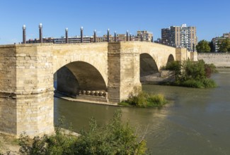Historic the Stone Bridge, Puente de Piedra, spanning the River Ebro, Zaragoza, Aragon, Spain
