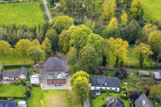 Aerial view, Hommersum-Huyskensstraße border crossing, Regina Evers restaurant, autumn trees,