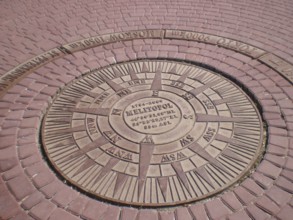 The geographic azimuth at Victory Square is located in the city. Directions to different points of