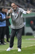 Coach coach Frank Schmidt 1. FC Heidenheim 1846 FCH on the sidelines gesture angry sour rebukes