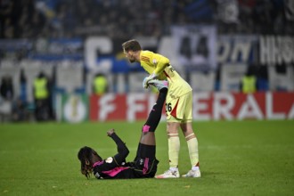 Goalkeeper Daniel Peretz Hamburger SV HSV (26) helps Jordan Torunarigha Hamburger SV HSV (25) with