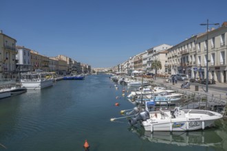 The wide Canal de Sete (formerly Canal Royal) is surrounded by historic house facades, with