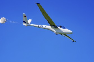 A Hänle H-101 somersault glider, registration D-3033, during a demonstration as part of an air show
