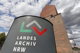 Landesarchiv North Rhine-Westphalia, pillar with logo in front of the building, former granary,