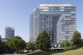Stadttor office tower, glass construction with central hall, architect Karl-Heinz Petzinka,