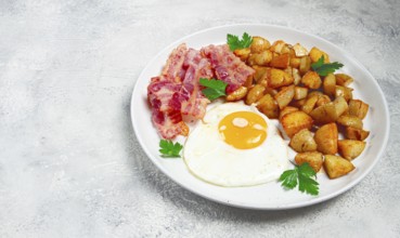 Polish breakfast, fried potatoes, with egg and bacon, homemade, no people, breakfast