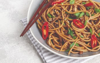 Udon noodles, with shimeji mushrooms, vegetables, in sauce, with sesame seeds, green onions, Asian