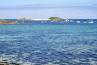 A large rock of pink granite shaped by wind and weather dominates the right foreground, while in