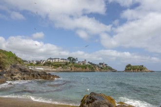 The rocky bay of the Plage de la Comtesse with turquoise water, bordered in the background by a