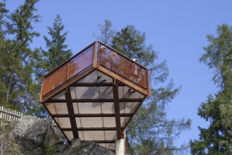 Viewing platform at the suspension bridge on the Sunnenseit'n-Weg hiking trail, in autumn, Neustift