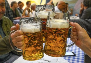 Guests toast with beer mugs, beer mug, Hacker-Pschorr party tent, Bavarian sky, Oktoberfest,